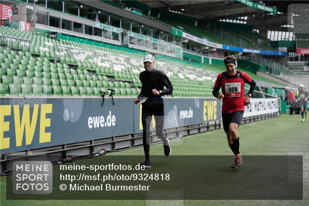 05.10.2025 - 20. swb-Marathon Bremen Michael Burmester http://msf.ph/oto/9324818 05.10.2025 12:32:29 Laufen im Stadion 141, 569, 650, 664, 908, 938, 1093, 1665, 2033, 566, 2054 meine-sportfotos.de