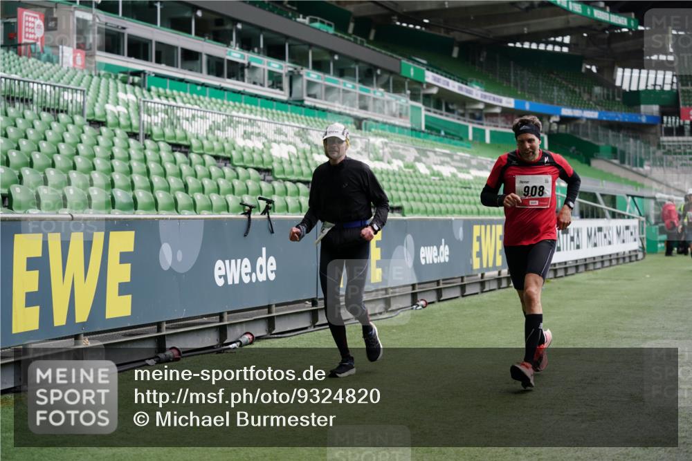 05.10.2025 - 20. swb-Marathon Bremen Michael Burmester http://msf.ph/oto/9324820 05.10.2025 12:32:29 Laufen im Stadion 141, 569, 650, 664, 908, 938, 1093, 1665, 2033, 566, 2054 meine-sportfotos.de