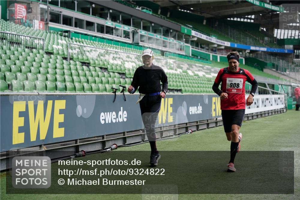 05.10.2025 - 20. swb-Marathon Bremen Michael Burmester http://msf.ph/oto/9324822 05.10.2025 12:32:29 Laufen im Stadion 141, 569, 650, 664, 908, 938, 1093, 1665, 2033, 566, 2054 meine-sportfotos.de