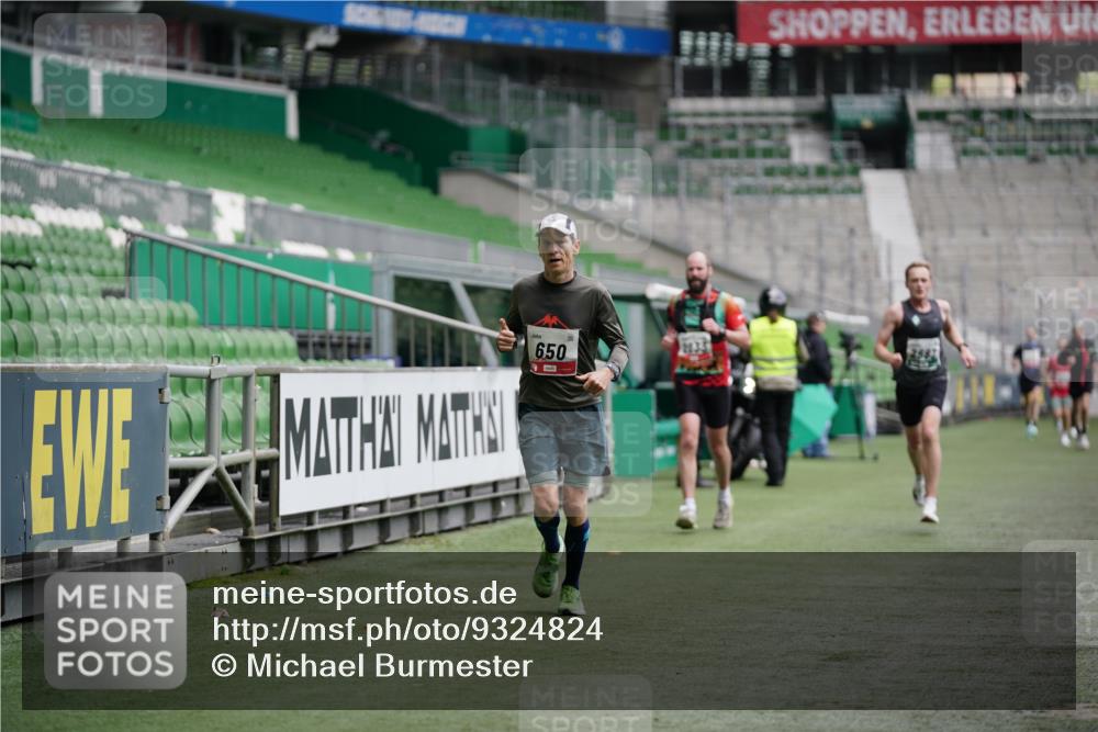 05.10.2025 - 20. swb-Marathon Bremen Michael Burmester http://msf.ph/oto/9324824 05.10.2025 12:32:32 Laufen im Stadion 141, 569, 650, 664, 908, 938, 1093, 1665, 2033, 2682, 566, 2054 meine-sportfotos.de