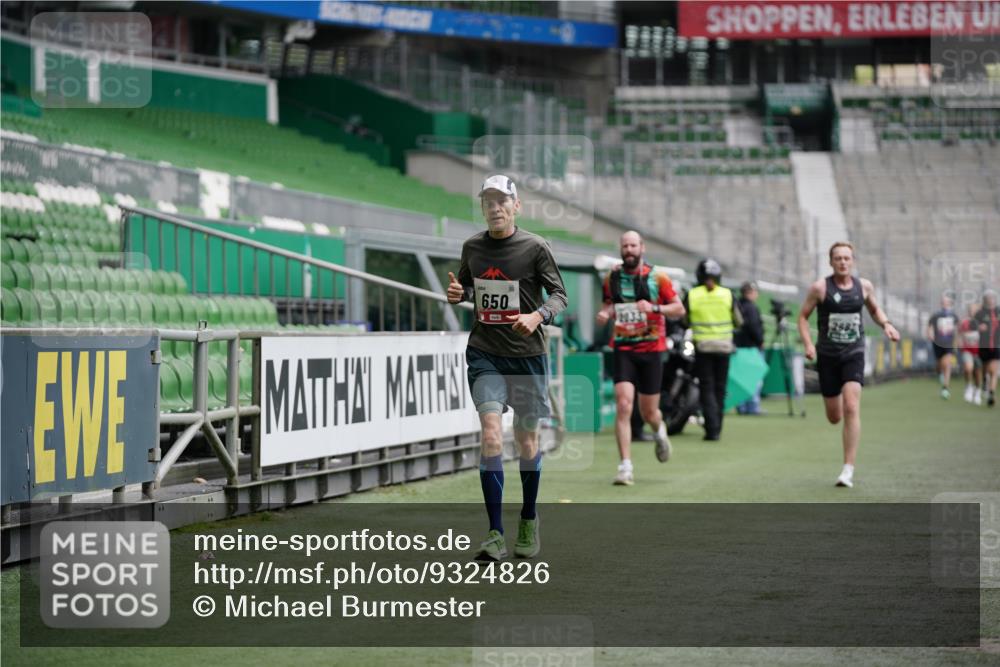 05.10.2025 - 20. swb-Marathon Bremen Michael Burmester http://msf.ph/oto/9324826 05.10.2025 12:32:32 Laufen im Stadion 141, 569, 650, 664, 908, 938, 1093, 1665, 2033, 2682, 566, 2054 meine-sportfotos.de