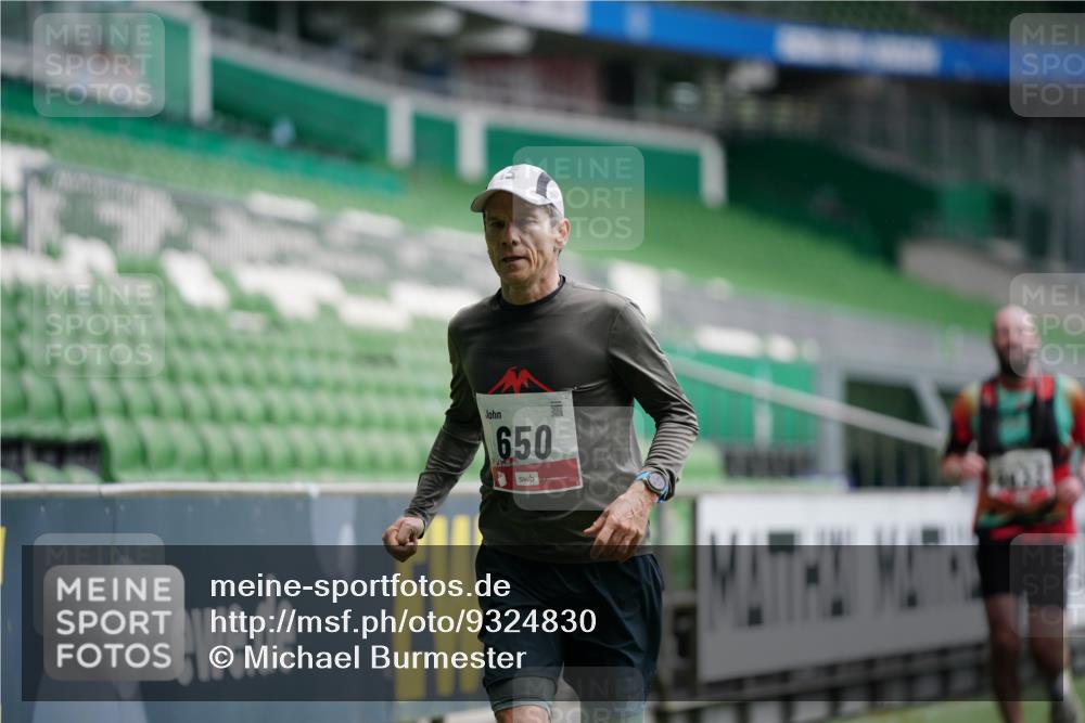 05.10.2025 - 20. swb-Marathon Bremen Michael Burmester http://msf.ph/oto/9324830 05.10.2025 12:32:35 Laufen im Stadion 141, 569, 650, 664, 746, 908, 938, 1093, 1665, 2033, 2682, 566, 2054 meine-sportfotos.de