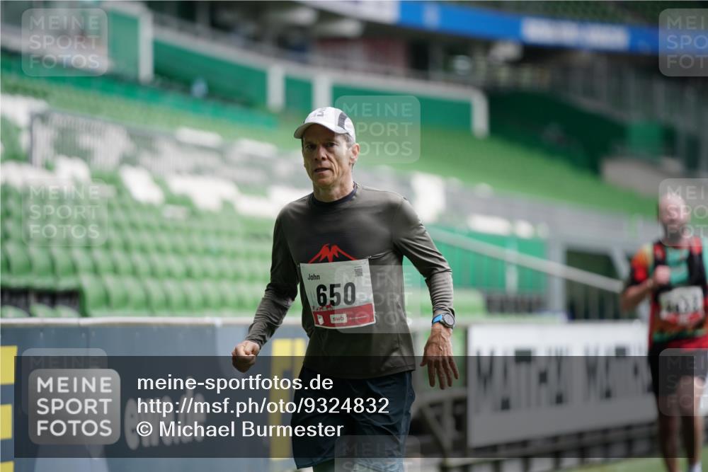 05.10.2025 - 20. swb-Marathon Bremen Michael Burmester http://msf.ph/oto/9324832 05.10.2025 12:32:35 Laufen im Stadion 141, 569, 650, 664, 746, 908, 938, 1093, 1665, 2033, 2682, 566, 2054 meine-sportfotos.de