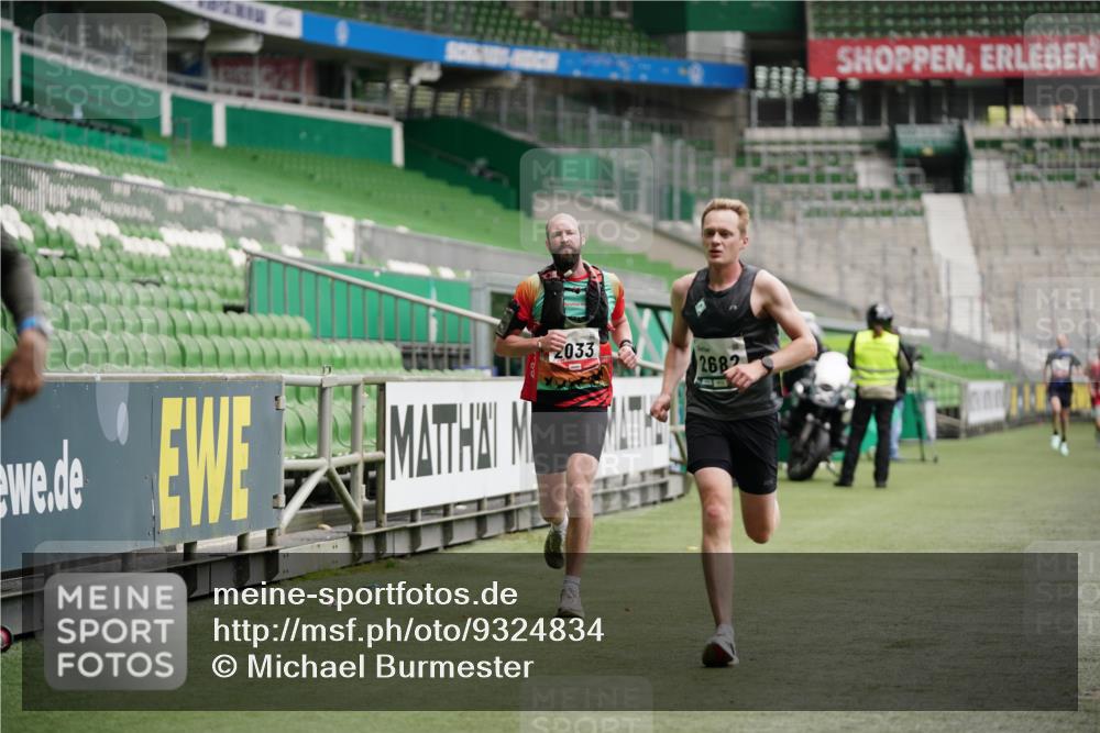 05.10.2025 - 20. swb-Marathon Bremen Michael Burmester http://msf.ph/oto/9324834 05.10.2025 12:32:36 Laufen im Stadion 141, 569, 650, 664, 746, 908, 938, 1093, 1665, 2033, 2682, 566, 2054 meine-sportfotos.de