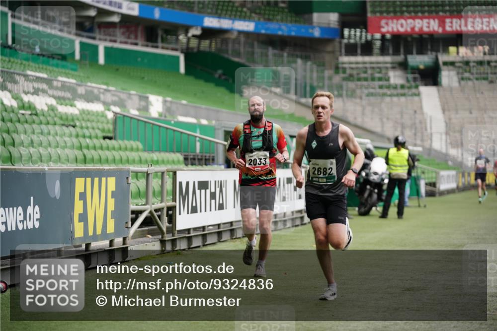 05.10.2025 - 20. swb-Marathon Bremen Michael Burmester http://msf.ph/oto/9324836 05.10.2025 12:32:36 Laufen im Stadion 141, 569, 650, 664, 746, 908, 938, 1093, 1665, 2033, 2682, 566, 2054 meine-sportfotos.de