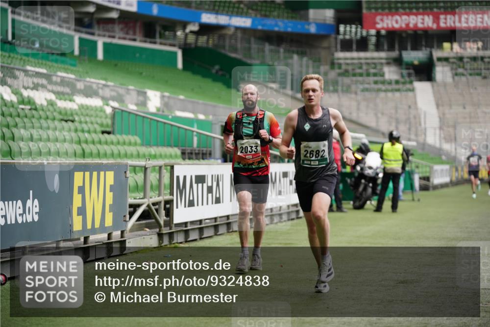 05.10.2025 - 20. swb-Marathon Bremen Michael Burmester http://msf.ph/oto/9324838 05.10.2025 12:32:36 Laufen im Stadion 141, 569, 650, 664, 746, 908, 938, 1093, 1665, 2033, 2682, 566, 2054 meine-sportfotos.de