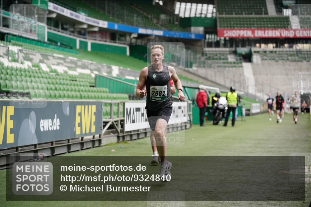 05.10.2025 - 20. swb-Marathon Bremen Michael Burmester http://msf.ph/oto/9324840 05.10.2025 12:32:37 Laufen im Stadion 141, 569, 650, 664, 746, 908, 938, 1093, 1494, 1665, 2033, 2682, 566, 2054 meine-sportfotos.de