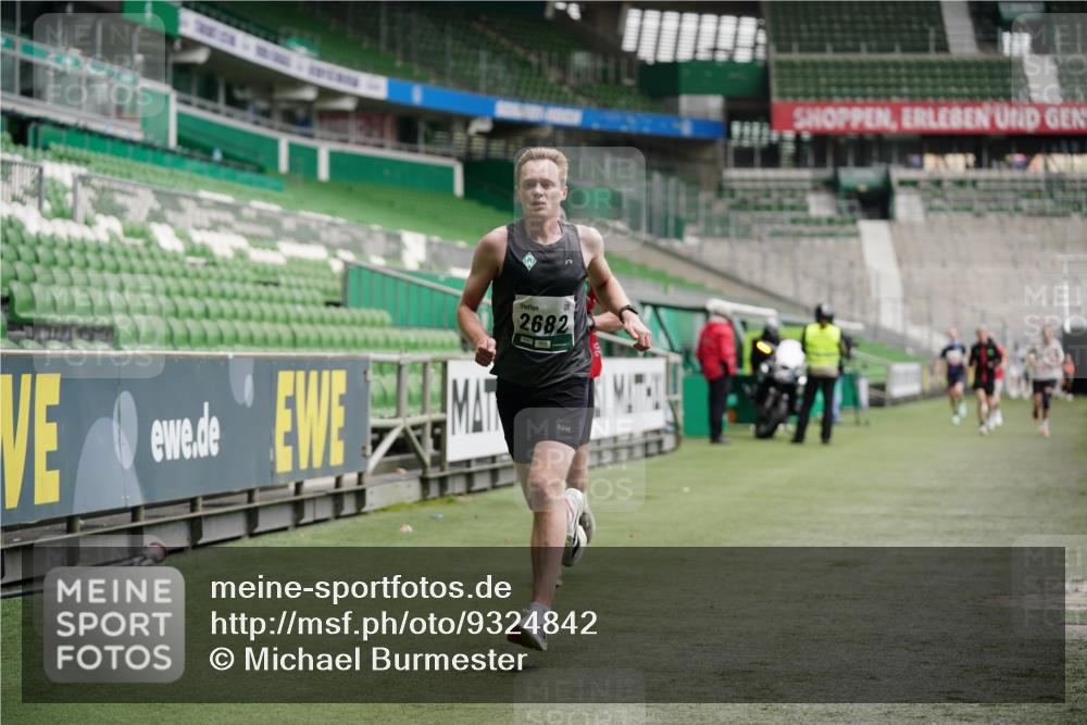 05.10.2025 - 20. swb-Marathon Bremen Michael Burmester http://msf.ph/oto/9324842 05.10.2025 12:32:37 Laufen im Stadion 141, 569, 650, 664, 746, 908, 938, 1093, 1494, 1665, 2033, 2682, 566, 2054 meine-sportfotos.de