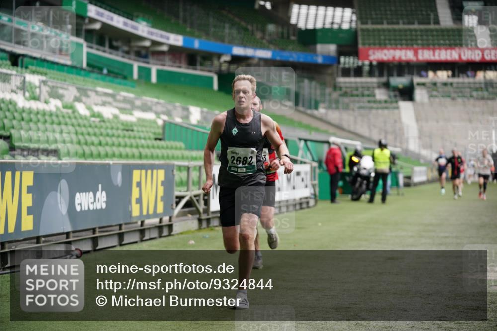 05.10.2025 - 20. swb-Marathon Bremen Michael Burmester http://msf.ph/oto/9324844 05.10.2025 12:32:37 Laufen im Stadion 141, 569, 650, 664, 746, 908, 938, 1093, 1494, 1665, 2033, 2682, 566, 2054 meine-sportfotos.de
