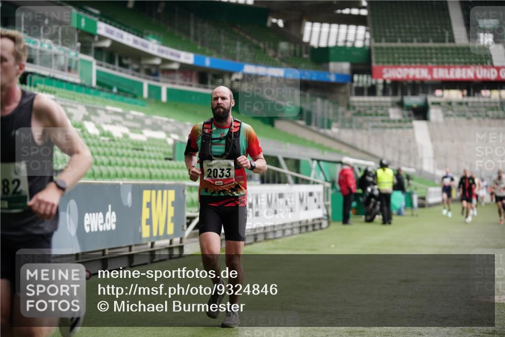 05.10.2025 - 20. swb-Marathon Bremen Michael Burmester http://msf.ph/oto/9324846 05.10.2025 12:32:38 Laufen im Stadion 141, 569, 650, 664, 746, 908, 938, 1093, 1494, 1665, 1928, 2033, 2682, 566, 938, 2054 meine-sportfotos.de