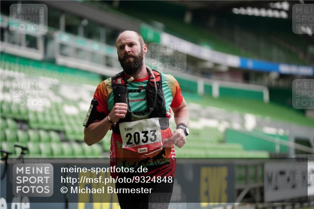 05.10.2025 - 20. swb-Marathon Bremen Michael Burmester http://msf.ph/oto/9324848 05.10.2025 12:32:39 Laufen im Stadion 141, 369, 569, 650, 664, 746, 850, 908, 1093, 1494, 1665, 1928, 2033, 2682, 566, 938 meine-sportfotos.de