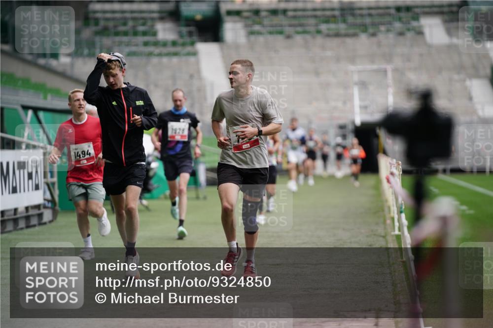 05.10.2025 - 20. swb-Marathon Bremen Michael Burmester http://msf.ph/oto/9324850 05.10.2025 12:32:46 Laufen im Stadion 369, 569, 650, 664, 746, 850, 908, 1093, 1494, 1665, 1928, 2033, 2682, 141, 566, 938 meine-sportfotos.de