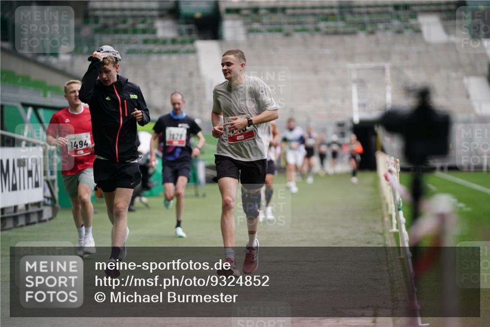 05.10.2025 - 20. swb-Marathon Bremen Michael Burmester http://msf.ph/oto/9324852 05.10.2025 12:32:46 Laufen im Stadion 369, 569, 650, 664, 746, 850, 908, 1093, 1494, 1665, 1928, 2033, 2682, 141, 566, 938 meine-sportfotos.de