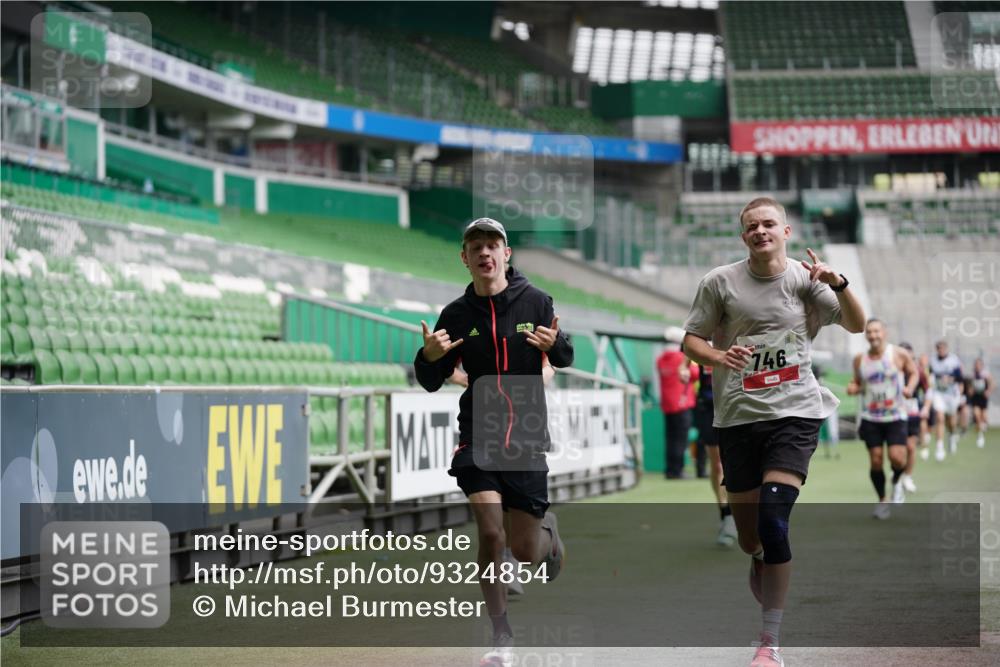 05.10.2025 - 20. swb-Marathon Bremen Michael Burmester http://msf.ph/oto/9324854 05.10.2025 12:32:48 Laufen im Stadion 369, 569, 650, 664, 746, 850, 908, 1093, 1494, 1665, 1928, 2033, 2682, 141, 938 meine-sportfotos.de