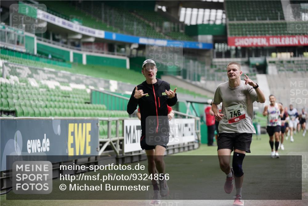 05.10.2025 - 20. swb-Marathon Bremen Michael Burmester http://msf.ph/oto/9324856 05.10.2025 12:32:48 Laufen im Stadion 369, 569, 650, 664, 746, 850, 908, 1093, 1494, 1665, 1928, 2033, 2682, 141, 938 meine-sportfotos.de