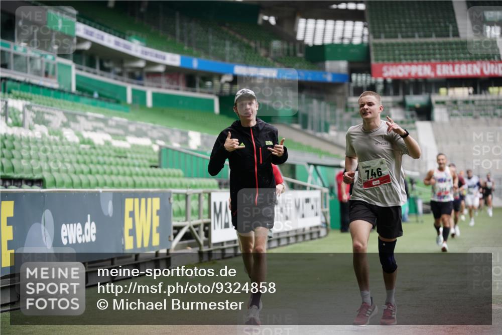 05.10.2025 - 20. swb-Marathon Bremen Michael Burmester http://msf.ph/oto/9324858 05.10.2025 12:32:48 Laufen im Stadion 369, 569, 650, 664, 746, 850, 908, 1093, 1494, 1665, 1928, 2033, 2682, 141, 938 meine-sportfotos.de