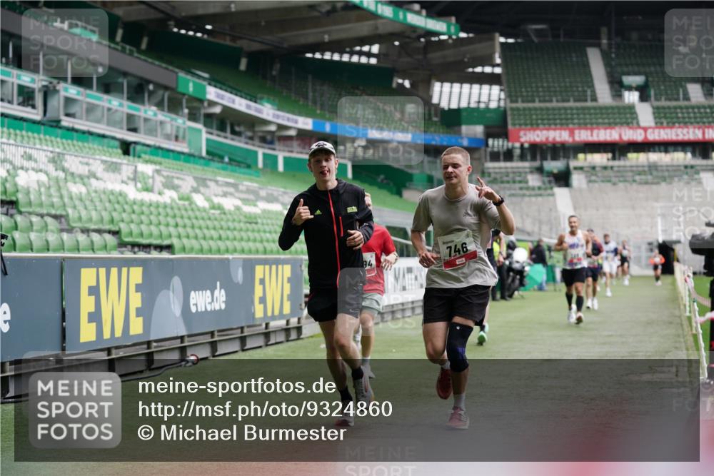 05.10.2025 - 20. swb-Marathon Bremen Michael Burmester http://msf.ph/oto/9324860 05.10.2025 12:32:49 Laufen im Stadion 369, 569, 650, 664, 746, 850, 908, 1093, 1494, 1665, 1928, 2033, 2682, 141, 938, 1093 meine-sportfotos.de