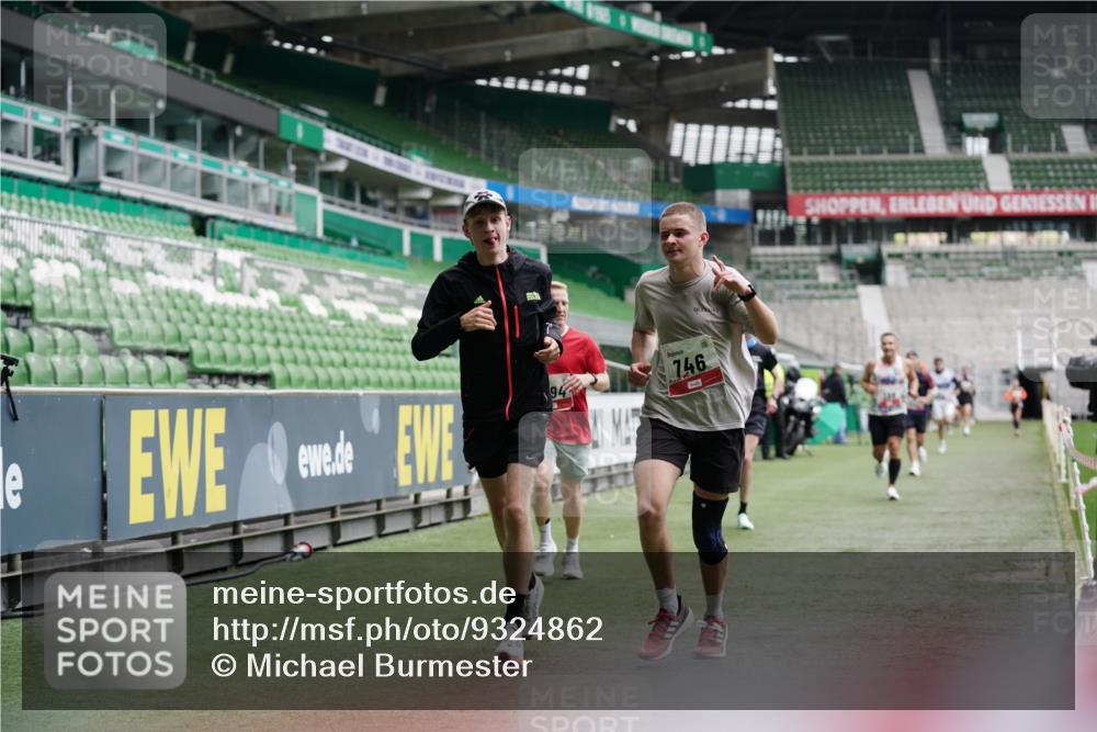 05.10.2025 - 20. swb-Marathon Bremen Michael Burmester http://msf.ph/oto/9324862 05.10.2025 12:32:49 Laufen im Stadion 369, 569, 650, 664, 746, 850, 908, 1093, 1494, 1665, 1928, 2033, 2682, 141, 938, 1093 meine-sportfotos.de