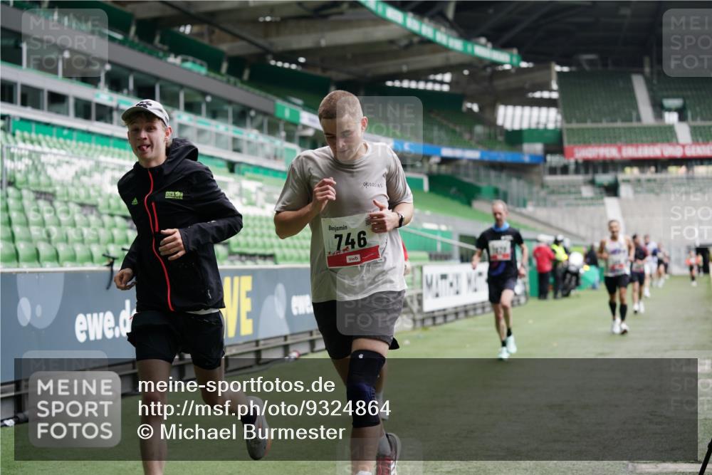 05.10.2025 - 20. swb-Marathon Bremen Michael Burmester http://msf.ph/oto/9324864 05.10.2025 12:32:50 Laufen im Stadion 218, 369, 569, 650, 664, 746, 850, 908, 1494, 1665, 1928, 2033, 2682, 141, 938, 1093 meine-sportfotos.de
