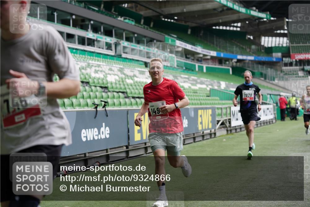 05.10.2025 - 20. swb-Marathon Bremen Michael Burmester http://msf.ph/oto/9324866 05.10.2025 12:32:51 Laufen im Stadion 218, 369, 569, 650, 664, 746, 850, 908, 1494, 1665, 1928, 2033, 2682, 141, 938, 1093 meine-sportfotos.de