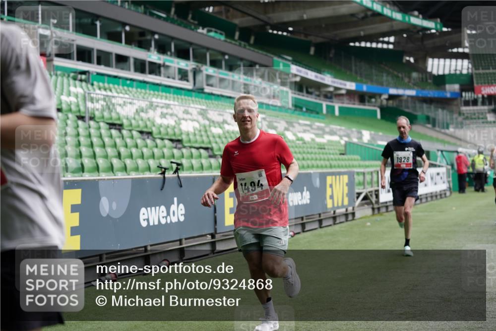 05.10.2025 - 20. swb-Marathon Bremen Michael Burmester http://msf.ph/oto/9324868 05.10.2025 12:32:51 Laufen im Stadion 218, 369, 569, 650, 664, 746, 850, 908, 1494, 1665, 1928, 2033, 2682, 141, 938, 1093 meine-sportfotos.de