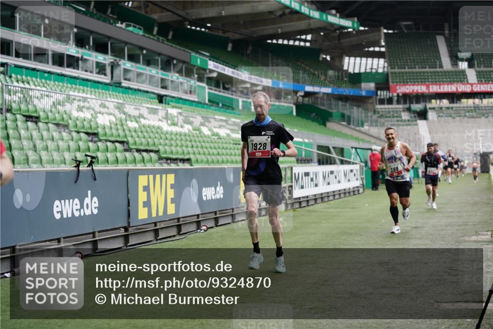 05.10.2025 - 20. swb-Marathon Bremen Michael Burmester http://msf.ph/oto/9324870 05.10.2025 12:32:52 Laufen im Stadion 218, 369, 569, 650, 664, 746, 850, 908, 1494, 1665, 1928, 2033, 2682, 141, 938, 1093, 1665 meine-sportfotos.de