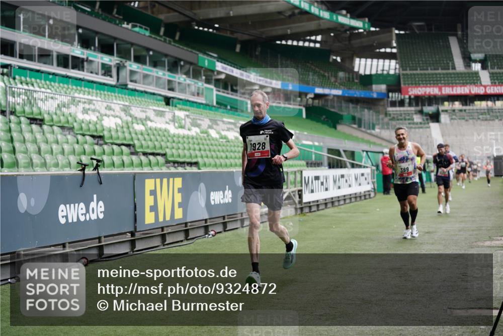 05.10.2025 - 20. swb-Marathon Bremen Michael Burmester http://msf.ph/oto/9324872 05.10.2025 12:32:53 Laufen im Stadion 218, 369, 569, 650, 664, 746, 850, 908, 1494, 1913, 1928, 2033, 2682, 4251, 6957, 141, 569, 938, 1093, 1665 meine-sportfotos.de