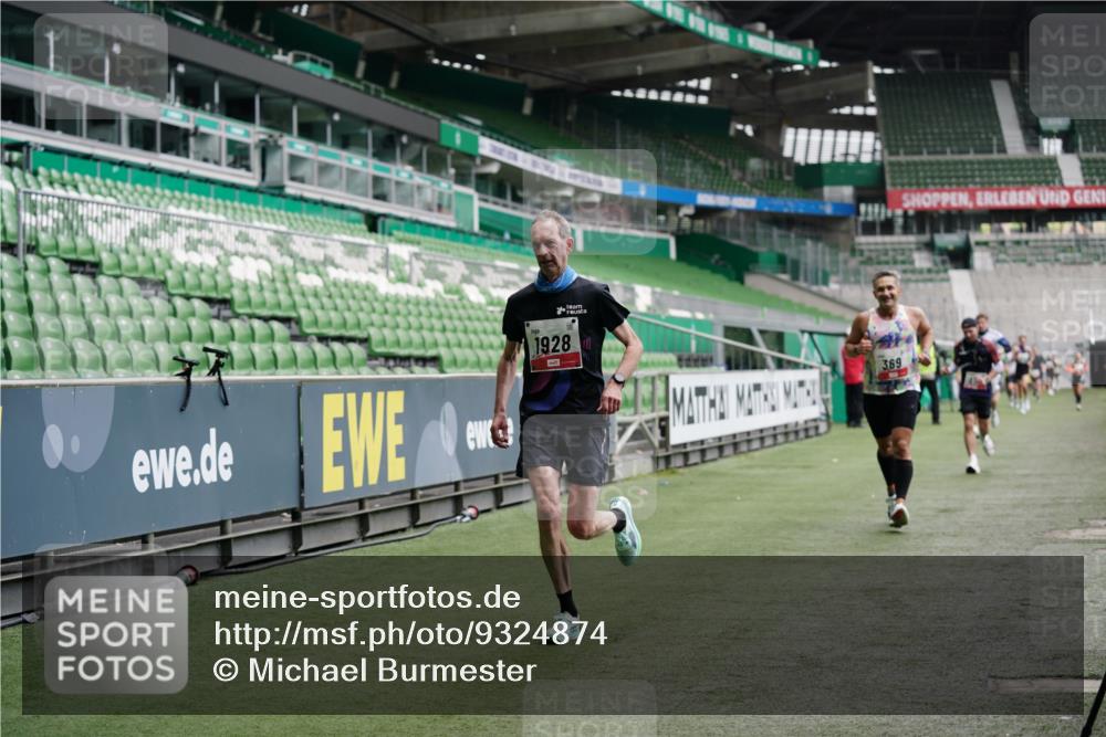 05.10.2025 - 20. swb-Marathon Bremen Michael Burmester http://msf.ph/oto/9324874 05.10.2025 12:32:53 Laufen im Stadion 218, 369, 569, 650, 664, 746, 850, 908, 1494, 1913, 1928, 2033, 2682, 4251, 6957, 141, 569, 938, 1093, 1665 meine-sportfotos.de