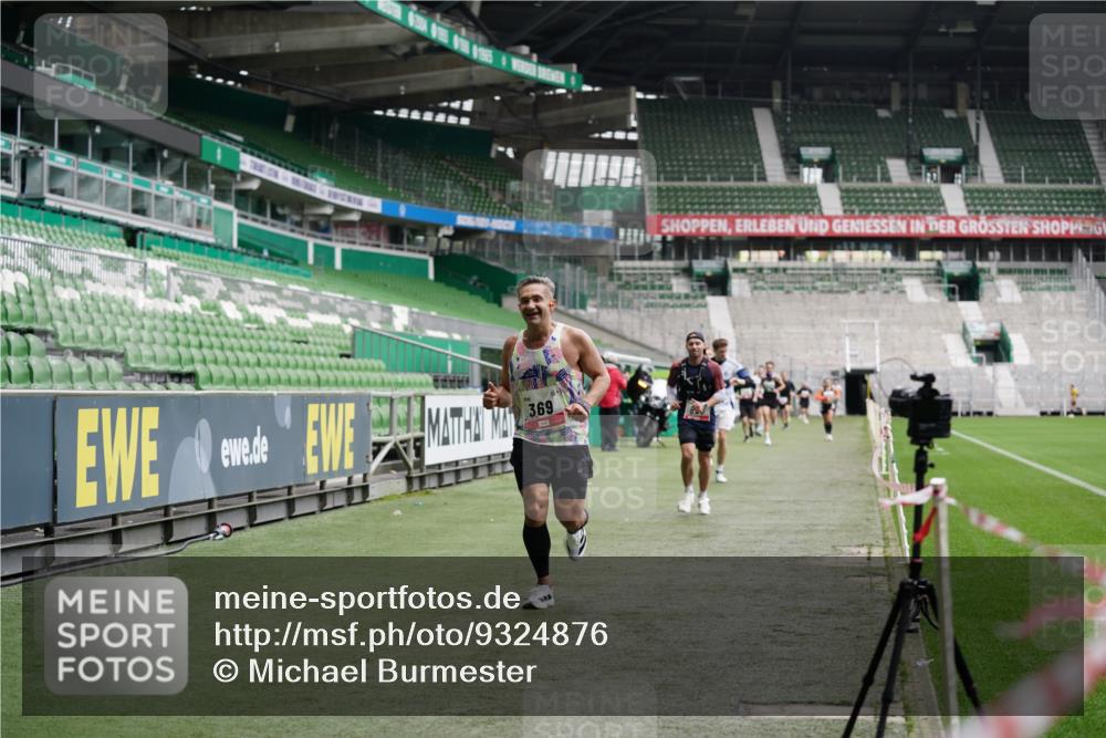 05.10.2025 - 20. swb-Marathon Bremen Michael Burmester http://msf.ph/oto/9324876 05.10.2025 12:32:54 Laufen im Stadion 218, 369, 650, 664, 746, 850, 908, 1494, 1617, 1913, 1928, 2033, 2682, 4251, 6957, 141, 569, 938, 1093, 1665 meine-sportfotos.de