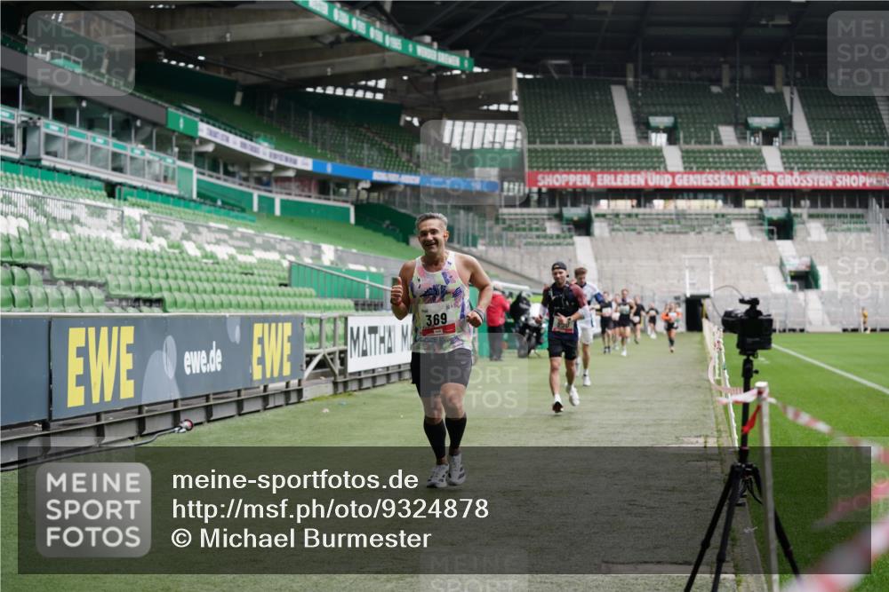 05.10.2025 - 20. swb-Marathon Bremen Michael Burmester http://msf.ph/oto/9324878 05.10.2025 12:32:54 Laufen im Stadion 218, 369, 650, 664, 746, 850, 908, 1494, 1617, 1913, 1928, 2033, 2682, 4251, 6957, 141, 569, 938, 1093, 1665 meine-sportfotos.de