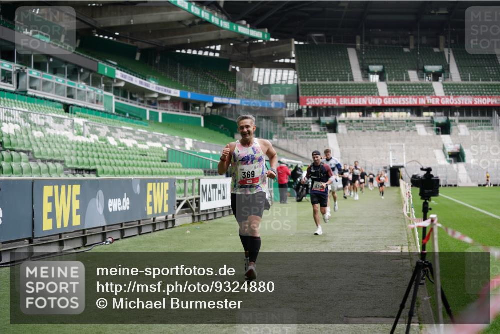 05.10.2025 - 20. swb-Marathon Bremen Michael Burmester http://msf.ph/oto/9324880 05.10.2025 12:32:54 Laufen im Stadion 218, 369, 650, 664, 746, 850, 908, 1494, 1617, 1913, 1928, 2033, 2682, 4251, 6957, 141, 569, 938, 1093, 1665 meine-sportfotos.de