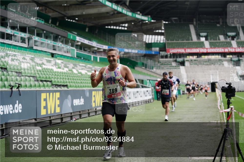 05.10.2025 - 20. swb-Marathon Bremen Michael Burmester http://msf.ph/oto/9324884 05.10.2025 12:32:55 Laufen im Stadion 121, 218, 369, 650, 664, 746, 850, 908, 1494, 1617, 1913, 1928, 2033, 2267, 2682, 4251, 6957, 141, 569, 938, 1093, 1665 meine-sportfotos.de