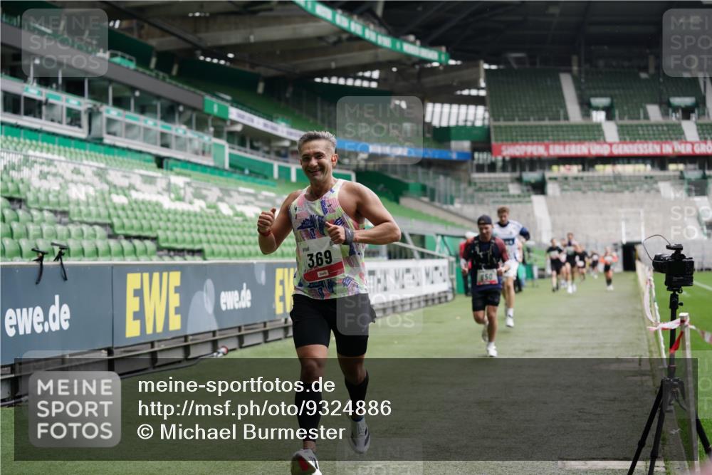 05.10.2025 - 20. swb-Marathon Bremen Michael Burmester http://msf.ph/oto/9324886 05.10.2025 12:32:55 Laufen im Stadion 121, 218, 369, 650, 664, 746, 850, 908, 1494, 1617, 1913, 1928, 2033, 2267, 2682, 4251, 6957, 141, 569, 938, 1093, 1665 meine-sportfotos.de
