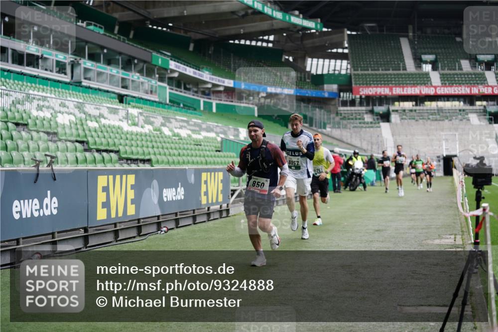 05.10.2025 - 20. swb-Marathon Bremen Michael Burmester http://msf.ph/oto/9324888 05.10.2025 12:32:57 Laufen im Stadion 121, 218, 369, 650, 664, 746, 850, 908, 1494, 1617, 1913, 1928, 2033, 2267, 2682, 4251, 6957, 8582, 141, 569, 938, 1093, 1665 meine-sportfotos.de
