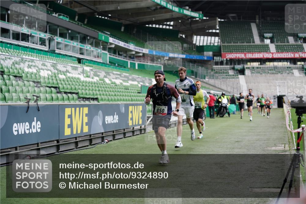 05.10.2025 - 20. swb-Marathon Bremen Michael Burmester http://msf.ph/oto/9324890 05.10.2025 12:32:57 Laufen im Stadion 121, 218, 369, 650, 664, 746, 850, 908, 1494, 1617, 1913, 1928, 2033, 2267, 2682, 4251, 6957, 8582, 141, 569, 938, 1093, 1665 meine-sportfotos.de