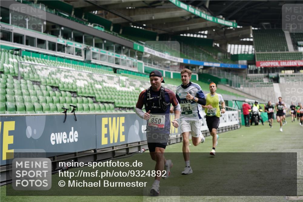 05.10.2025 - 20. swb-Marathon Bremen Michael Burmester http://msf.ph/oto/9324892 05.10.2025 12:32:58 Laufen im Stadion 121, 218, 369, 650, 664, 746, 850, 908, 1494, 1617, 1913, 1928, 2033, 2267, 2682, 4251, 6957, 8582, 141, 569, 938, 1093, 1665 meine-sportfotos.de