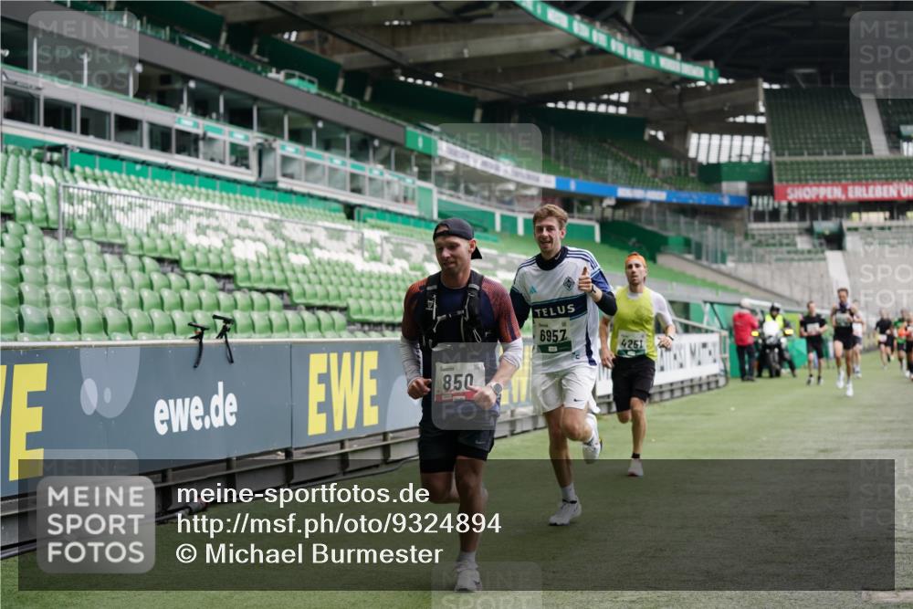 05.10.2025 - 20. swb-Marathon Bremen Michael Burmester http://msf.ph/oto/9324894 05.10.2025 12:32:58 Laufen im Stadion 121, 218, 369, 650, 664, 746, 850, 908, 1494, 1617, 1913, 1928, 2033, 2267, 2682, 4251, 6957, 8582, 141, 569, 938, 1093, 1665 meine-sportfotos.de
