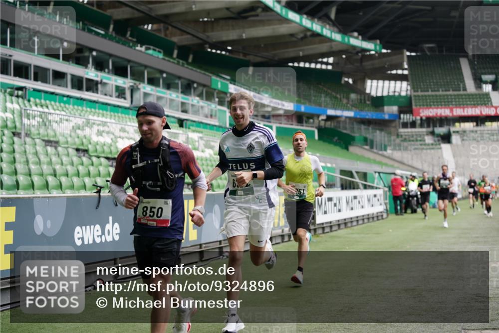 05.10.2025 - 20. swb-Marathon Bremen Michael Burmester http://msf.ph/oto/9324896 05.10.2025 12:32:58 Laufen im Stadion 121, 218, 369, 650, 664, 746, 850, 908, 1494, 1617, 1913, 1928, 2033, 2267, 2682, 4251, 6957, 8582, 141, 569, 938, 1093, 1665 meine-sportfotos.de