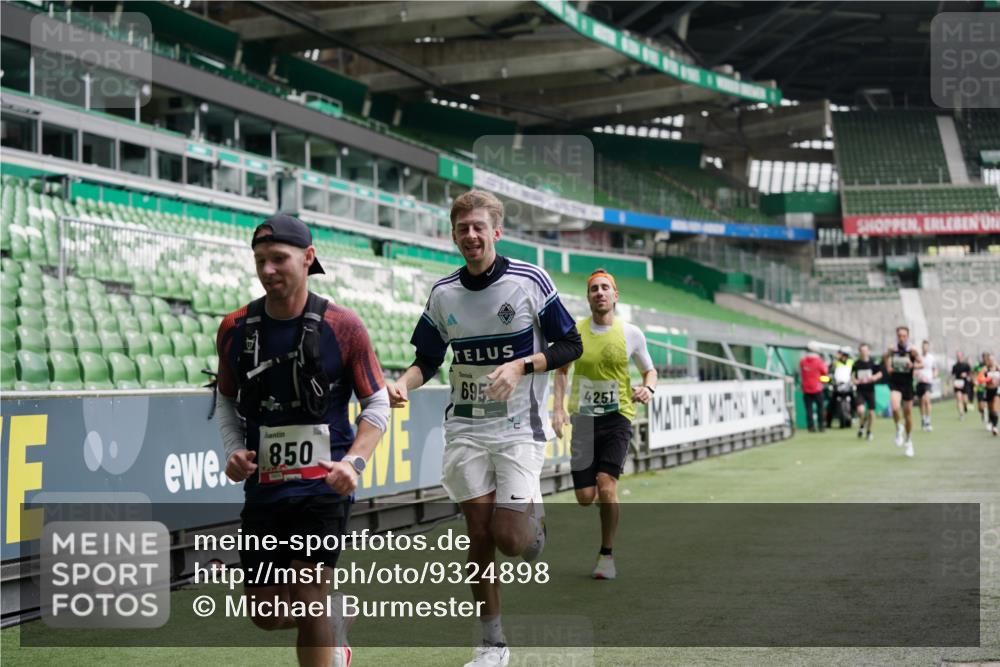 05.10.2025 - 20. swb-Marathon Bremen Michael Burmester http://msf.ph/oto/9324898 05.10.2025 12:32:59 Laufen im Stadion 121, 218, 369, 650, 664, 746, 850, 908, 1494, 1617, 1913, 1928, 2033, 2267, 2682, 4251, 6957, 8582, 141, 569, 1093, 1665 meine-sportfotos.de