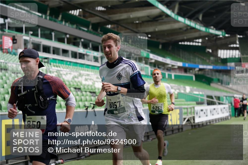 05.10.2025 - 20. swb-Marathon Bremen Michael Burmester http://msf.ph/oto/9324900 05.10.2025 12:32:59 Laufen im Stadion 121, 218, 369, 650, 664, 746, 850, 908, 1494, 1617, 1913, 1928, 2033, 2267, 2682, 4251, 6957, 8582, 141, 569, 1093, 1665 meine-sportfotos.de