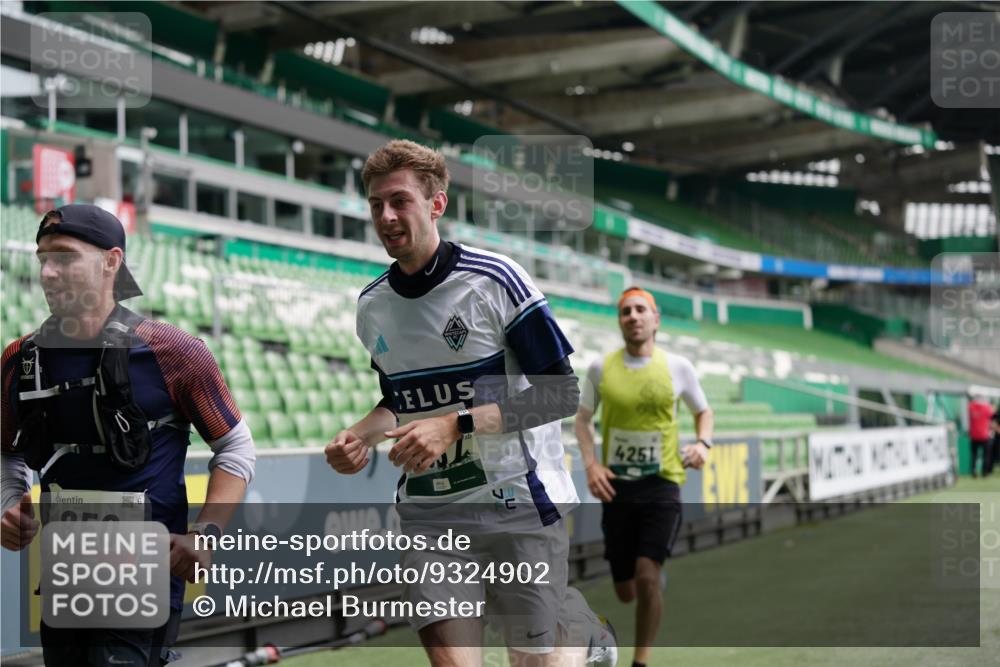 05.10.2025 - 20. swb-Marathon Bremen Michael Burmester http://msf.ph/oto/9324902 05.10.2025 12:32:59 Laufen im Stadion 121, 218, 369, 650, 664, 746, 850, 908, 1494, 1617, 1913, 1928, 2033, 2267, 2682, 4251, 6957, 8582, 141, 569, 1093, 1665 meine-sportfotos.de
