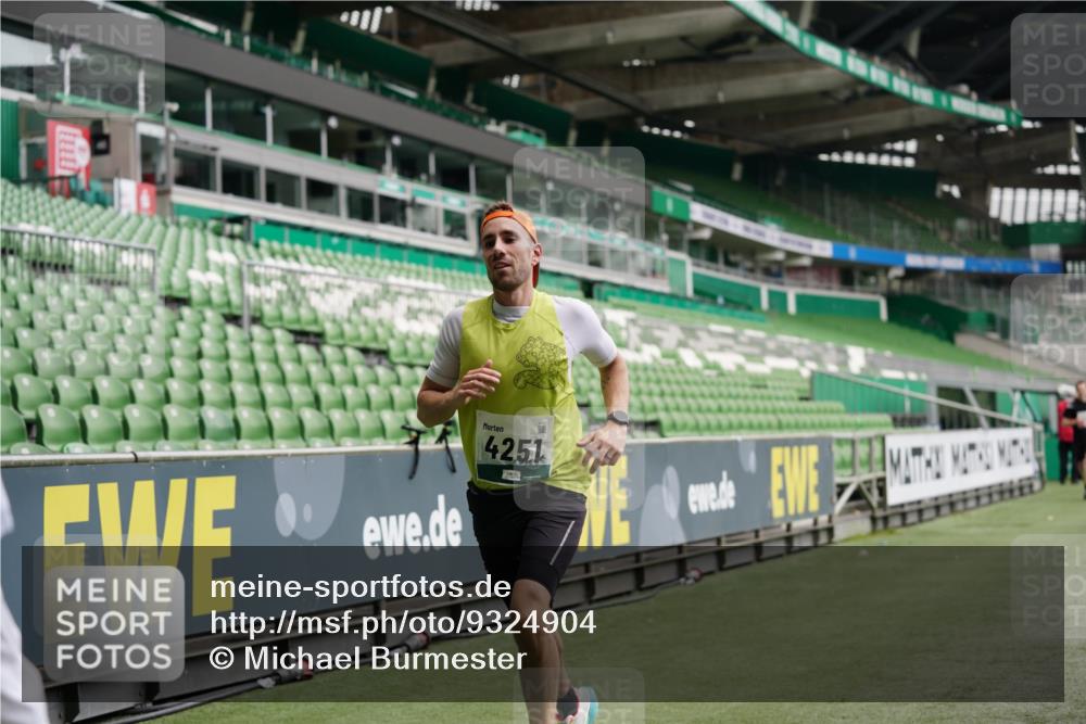 05.10.2025 - 20. swb-Marathon Bremen Michael Burmester http://msf.ph/oto/9324904 05.10.2025 12:33:00 Laufen im Stadion 121, 218, 369, 650, 664, 746, 850, 908, 1494, 1617, 1889, 1913, 1928, 2033, 2267, 2682, 4251, 6957, 8582, 141, 569, 1093, 1665 meine-sportfotos.de
