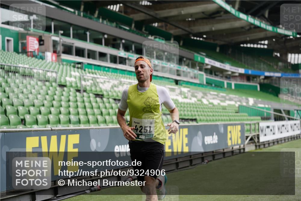 05.10.2025 - 20. swb-Marathon Bremen Michael Burmester http://msf.ph/oto/9324906 05.10.2025 12:33:00 Laufen im Stadion 121, 218, 369, 650, 664, 746, 850, 908, 1494, 1617, 1889, 1913, 1928, 2033, 2267, 2682, 4251, 6957, 8582, 141, 569, 1093, 1665 meine-sportfotos.de