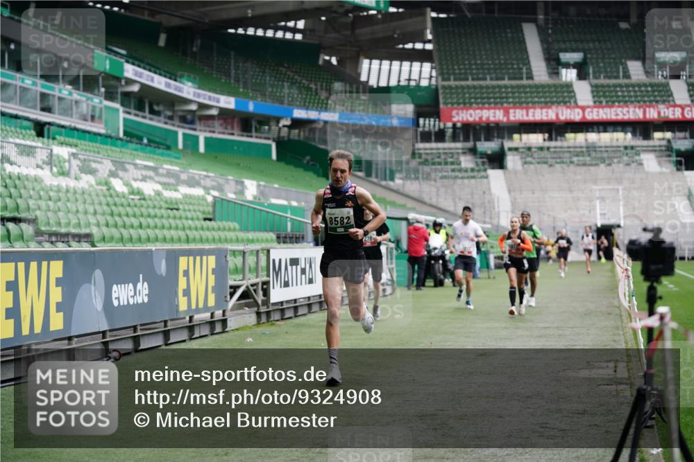 05.10.2025 - 20. swb-Marathon Bremen Michael Burmester http://msf.ph/oto/9324908 05.10.2025 12:33:02 Laufen im Stadion 121, 218, 369, 650, 664, 746, 850, 908, 1494, 1617, 1889, 1913, 1928, 2000, 2033, 2267, 2682, 4251, 6957, 8582, 141, 569, 1093, 1665 meine-sportfotos.de