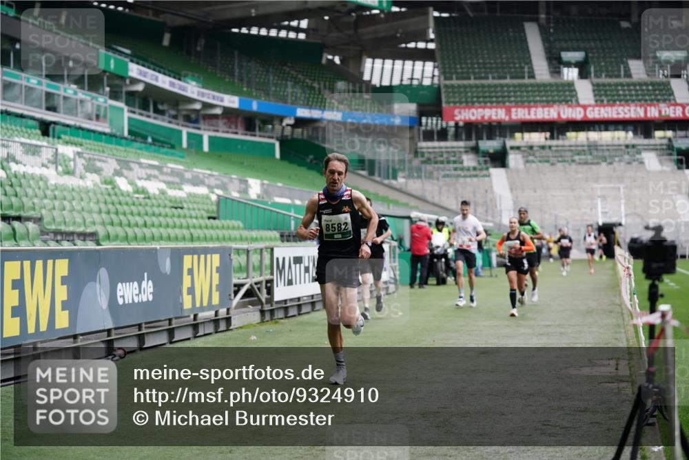 05.10.2025 - 20. swb-Marathon Bremen Michael Burmester http://msf.ph/oto/9324910 05.10.2025 12:33:02 Laufen im Stadion 121, 218, 369, 650, 664, 746, 850, 908, 1494, 1617, 1889, 1913, 1928, 2000, 2033, 2267, 2682, 4251, 6957, 8582, 141, 569, 1093, 1665 meine-sportfotos.de