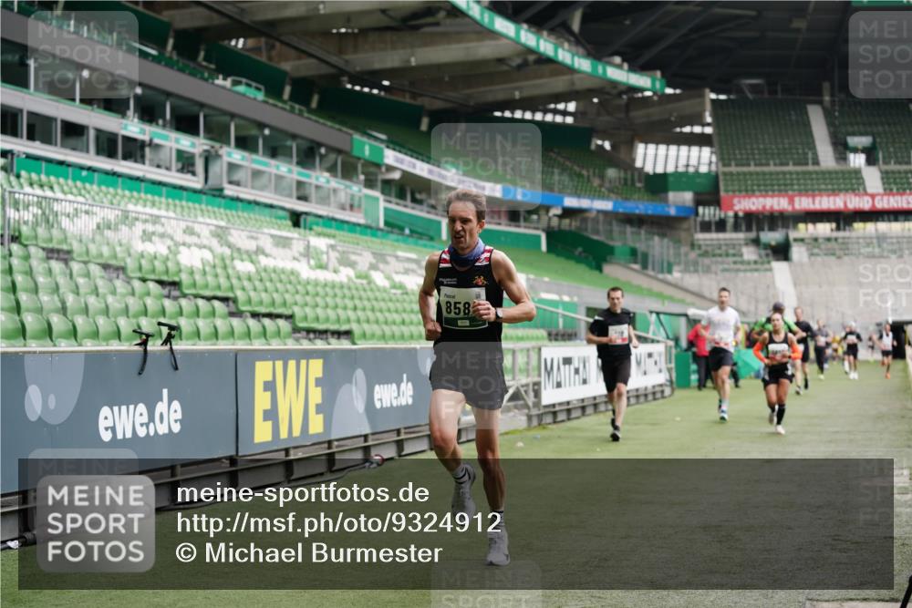 05.10.2025 - 20. swb-Marathon Bremen Michael Burmester http://msf.ph/oto/9324912 05.10.2025 12:33:03 Laufen im Stadion 121, 218, 369, 650, 664, 746, 850, 908, 1494, 1617, 1889, 1913, 1928, 2000, 2033, 2267, 2682, 4251, 6957, 8582, 141, 569, 1093, 1665 meine-sportfotos.de