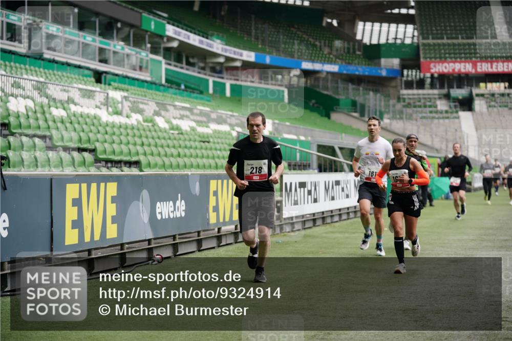 05.10.2025 - 20. swb-Marathon Bremen Michael Burmester http://msf.ph/oto/9324914 05.10.2025 12:33:06 Laufen im Stadion 121, 218, 363, 369, 650, 664, 746, 850, 908, 1494, 1617, 1889, 1913, 1928, 2000, 2033, 2267, 2682, 4251, 6957, 8582, 569, 1093, 1665 meine-sportfotos.de