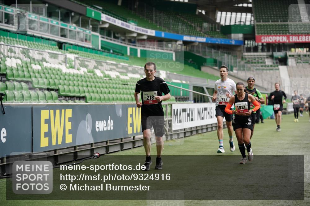 05.10.2025 - 20. swb-Marathon Bremen Michael Burmester http://msf.ph/oto/9324916 05.10.2025 12:33:06 Laufen im Stadion 121, 218, 363, 369, 650, 664, 746, 850, 908, 1494, 1617, 1889, 1913, 1928, 2000, 2033, 2267, 2682, 4251, 6957, 8582, 569, 1093, 1665 meine-sportfotos.de