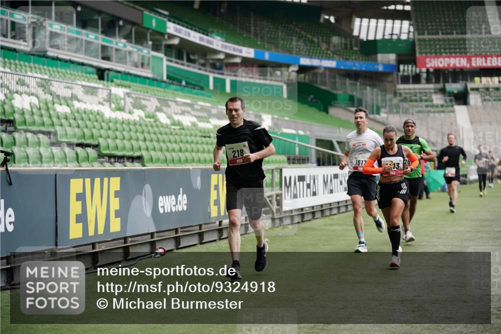 05.10.2025 - 20. swb-Marathon Bremen Michael Burmester http://msf.ph/oto/9324918 05.10.2025 12:33:06 Laufen im Stadion 121, 218, 363, 369, 650, 664, 746, 850, 908, 1494, 1617, 1889, 1913, 1928, 2000, 2033, 2267, 2682, 4251, 6957, 8582, 569, 1093, 1665 meine-sportfotos.de
