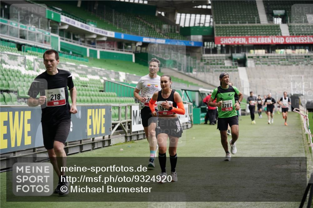 05.10.2025 - 20. swb-Marathon Bremen Michael Burmester http://msf.ph/oto/9324920 05.10.2025 12:33:07 Laufen im Stadion 121, 218, 363, 369, 650, 664, 746, 850, 908, 1494, 1617, 1889, 1913, 1928, 2000, 2033, 2267, 2682, 4251, 6957, 8582, 569, 1093, 1665 meine-sportfotos.de